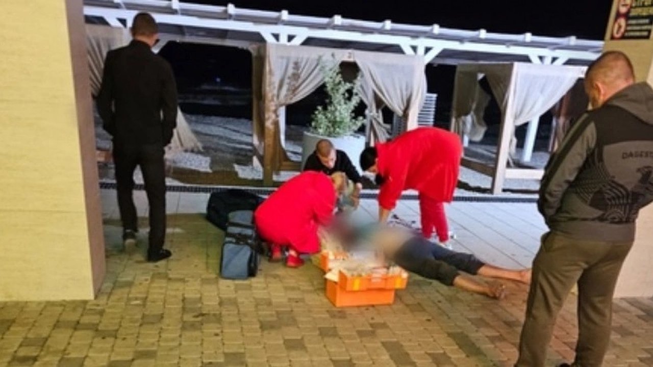 Главная картинка новости: В Новороссийске мужчина упал с парапета и погиб