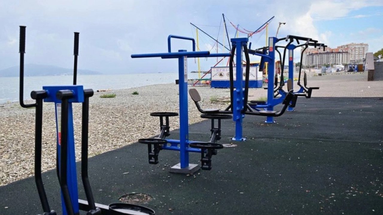 Главная картинка новости: Новые тренажёры на набережной в Новороссийске