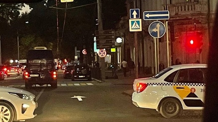 Главная картинка новости: Каждый вечер Новороссийск стоит в пробках