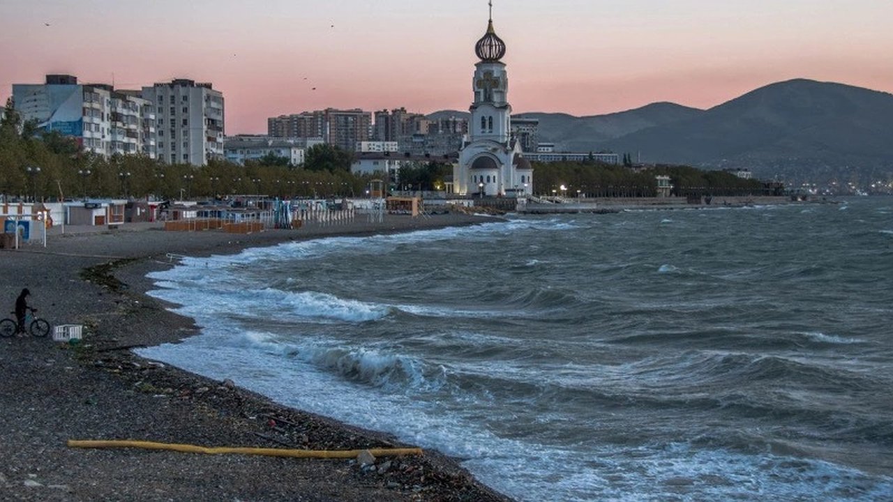 Главная картинка новости: На Кубани сегодня ожидается летний зной с грозами и туманами