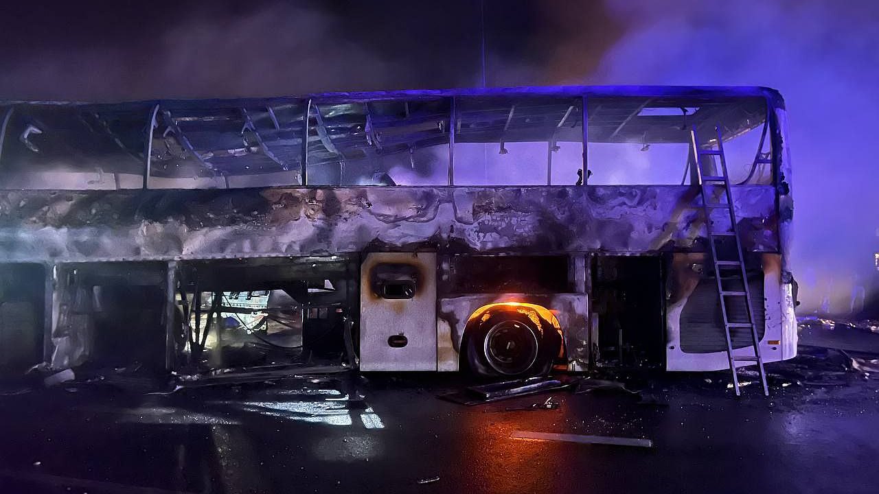 Главная картинка новости: Появилось видео сгоревшего автобуса и фуры от МЧС после ДТП на Кубани