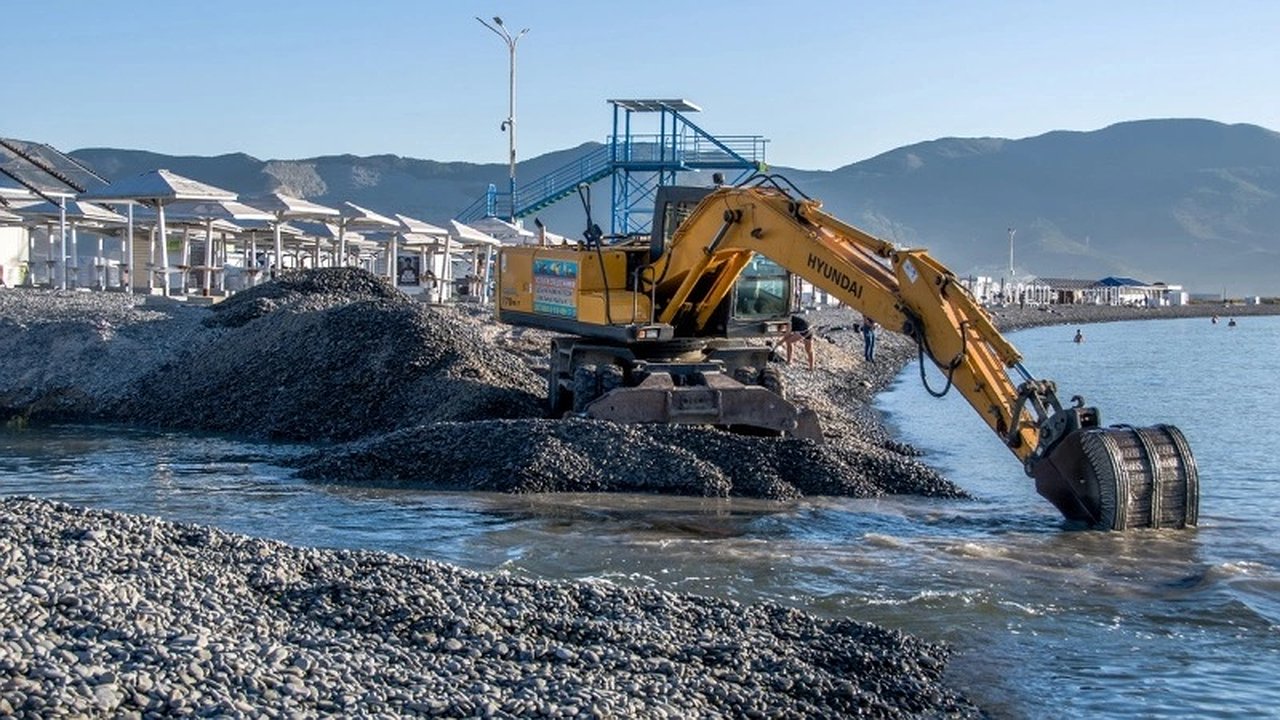 Главная картинка новости: Новороссийцы устроили скандал, из-за того, что экскаватор приехал открыть проран