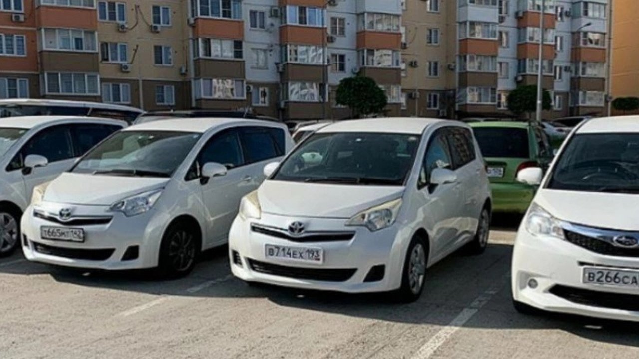 Главная картинка новости: Во дворе многоэтажного дома в Новороссийске открыли компанию по прокату автомобилей