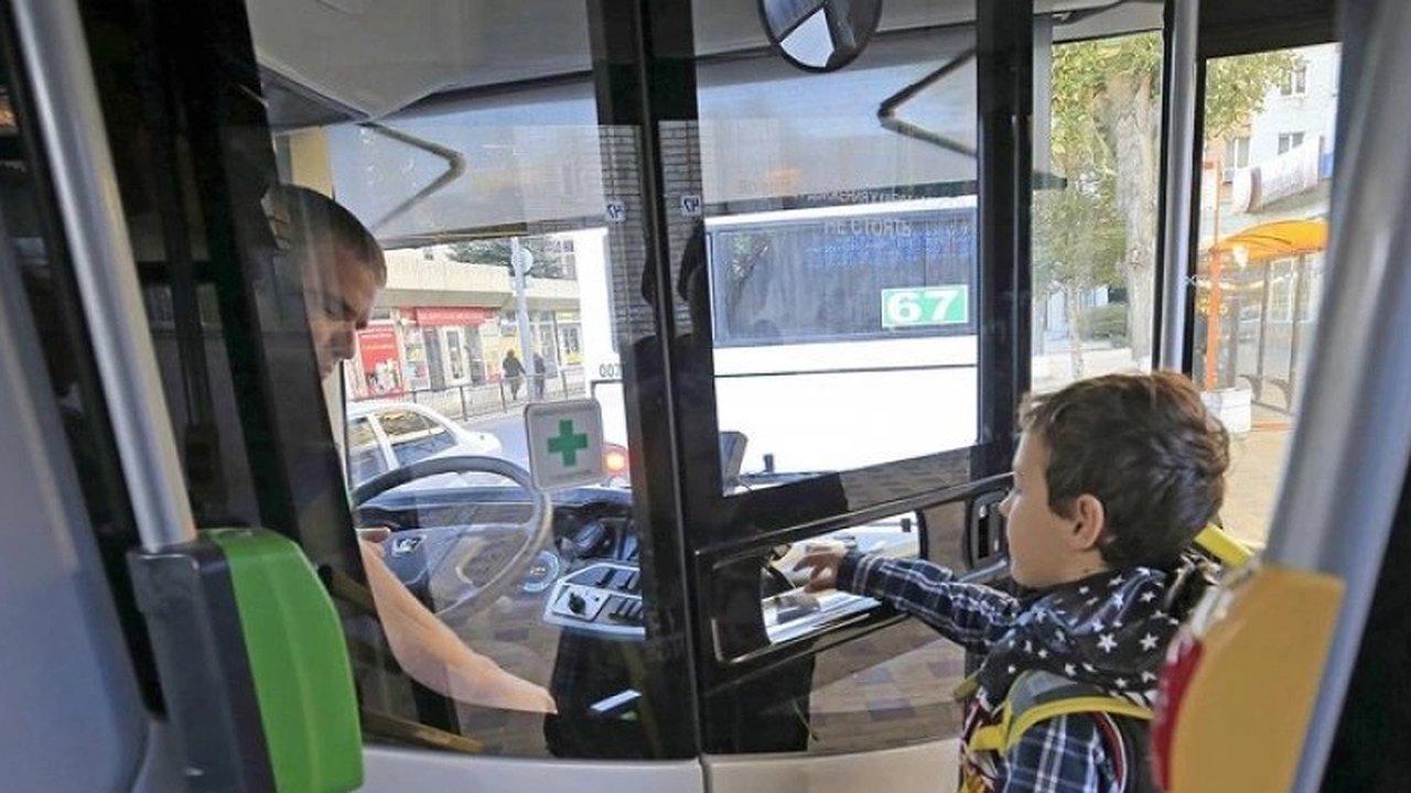 Главная картинка новости: Бесплатный проездной для школьников из многодетных семей в Новороссийске