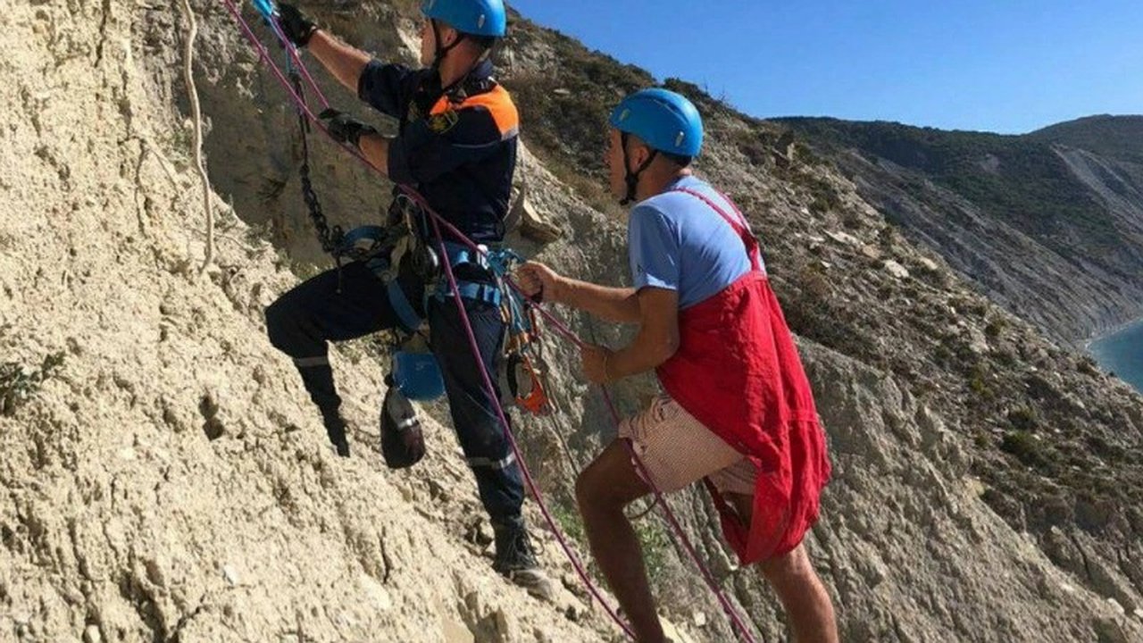 Главная картинка новости: Турист застрял на склоне в Анапе