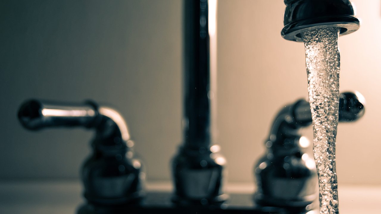 Главная картинка новости: Терпение горожан на исходе: холодная вода из горячего крана