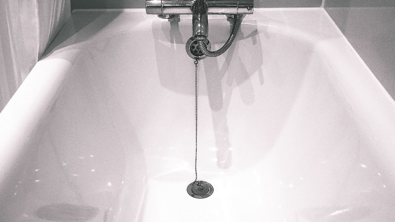 Главная картинка новости: Проблемы с горячей водой в Новороссийске: жильцы дома остались без воды с 14 августа