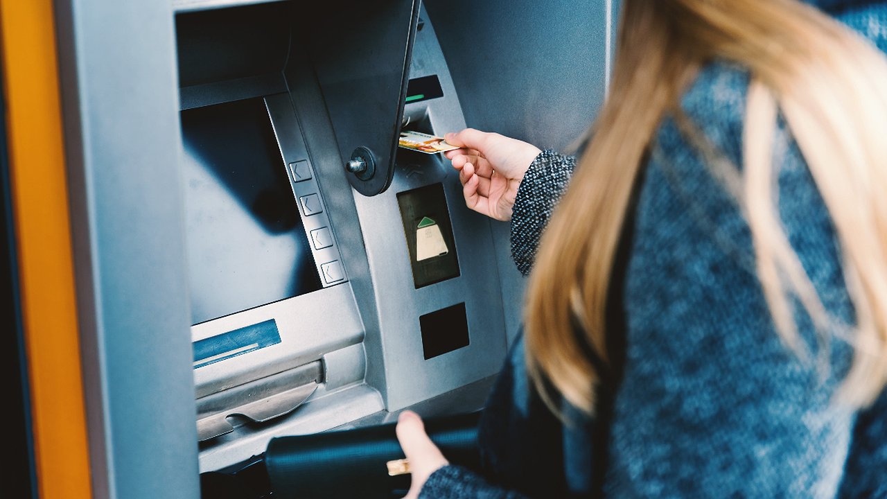 Главная картинка новости: Жительница Новороссийска стала жертвой мошенников, потеряв крупную сумму денег