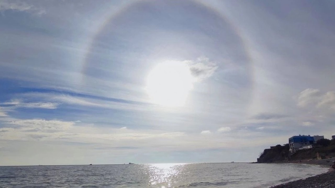 Главная картинка новости: Сегодня в Новороссийске наблюдали необычное оптическое атмосферное явление