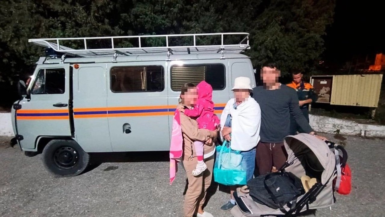Главная картинка новости: Семье с двухлетним ребенком понадобилась помощь во время пешей прогулки от Кабардинки до Геленджика