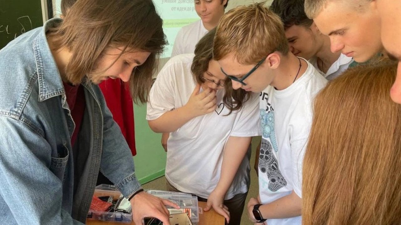 Главная картинка новости: Школьники проектируют собственную «Кибер-деревню»