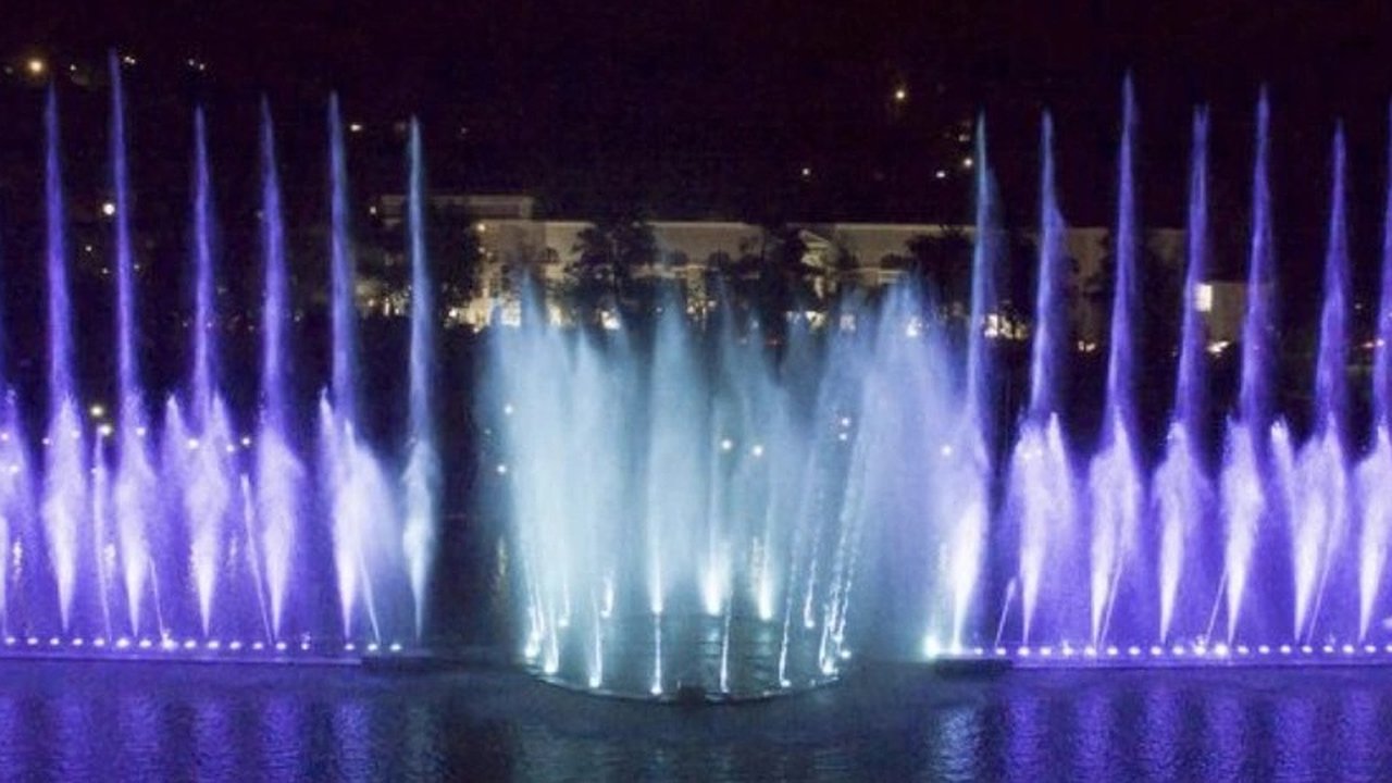 Главная картинка новости: 27 октября состоится последнее шоу фонтанов в Абрау-Дюрсо в этом сезоне