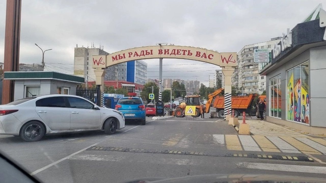 Главная картинка новости: Новороссийцы возмущены ремонтными работами на взъезде на парковку Южного рынка: администрация успокоила жителей