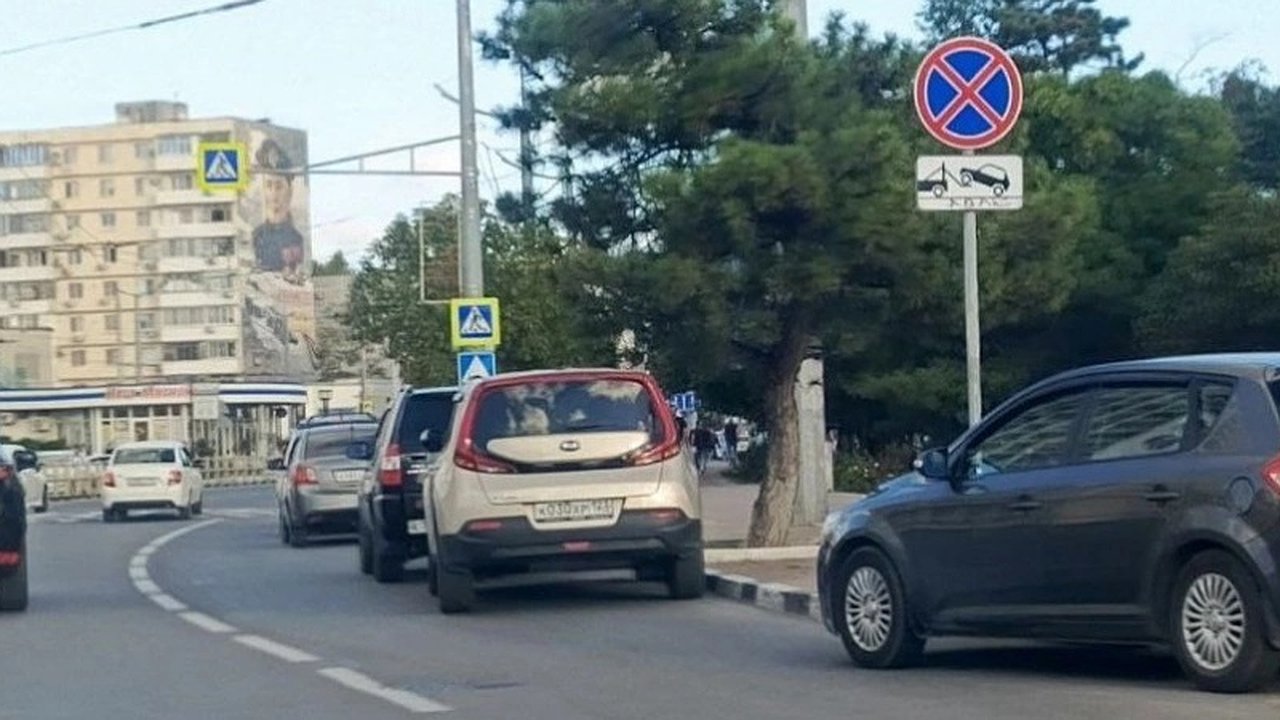 Главная картинка новости: Новороссийцы вынуждены нарушать, из-за отсутствия парковки