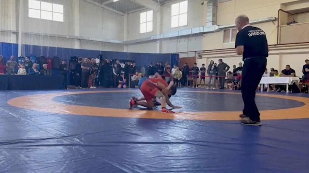 Главная картинка новости: Краевой турнир по греко-римской борьбе стартовал в Новороссийске