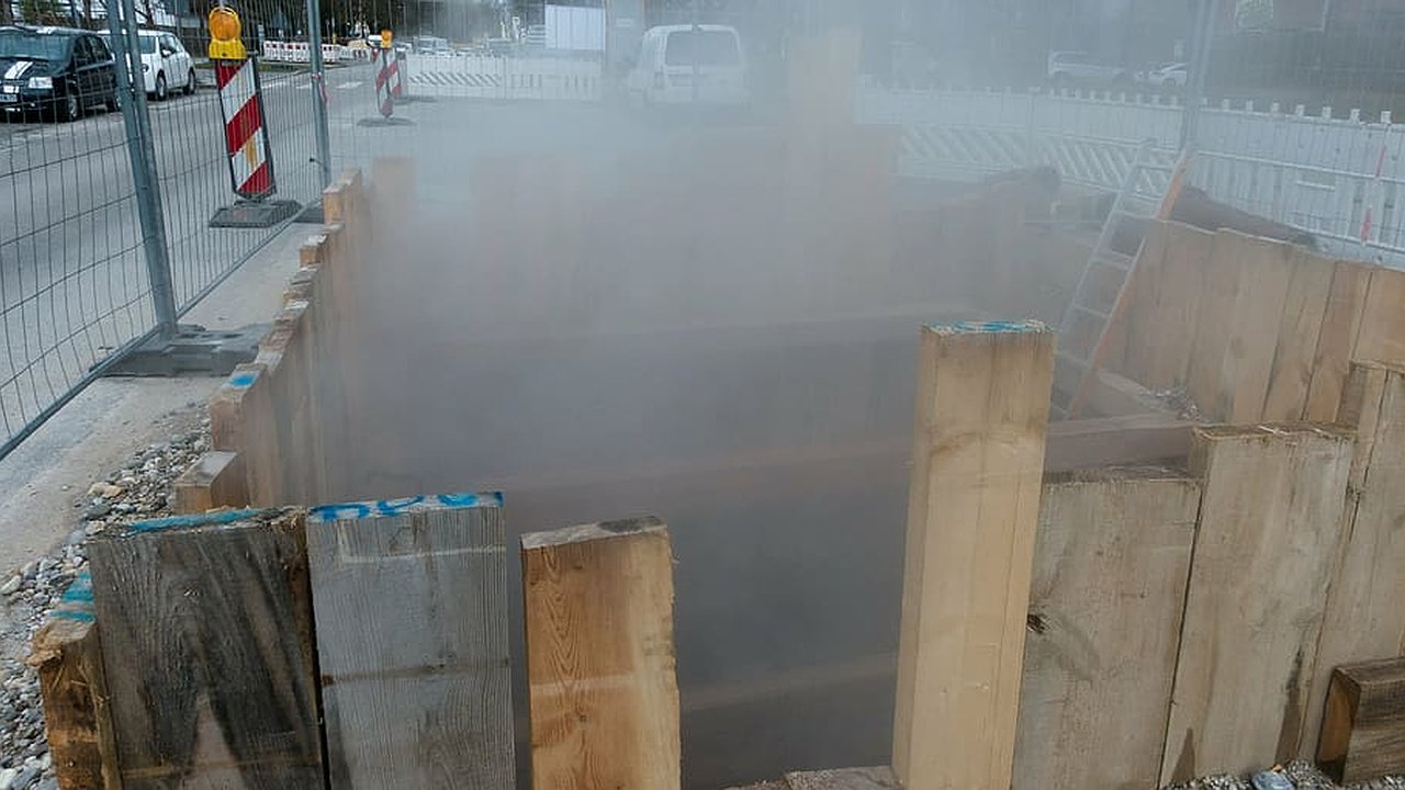 Главная картинка новости: Горячая вода бежит по улицам, а жители сидят без воды и отопления