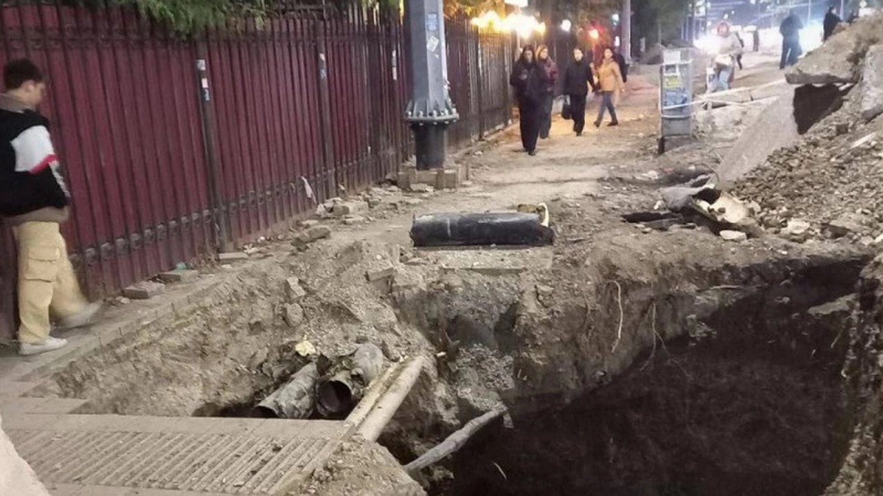 Главная картинка новости: Новороссийцы пожаловались на котлован посреди дороги в 13-м микрорайоне