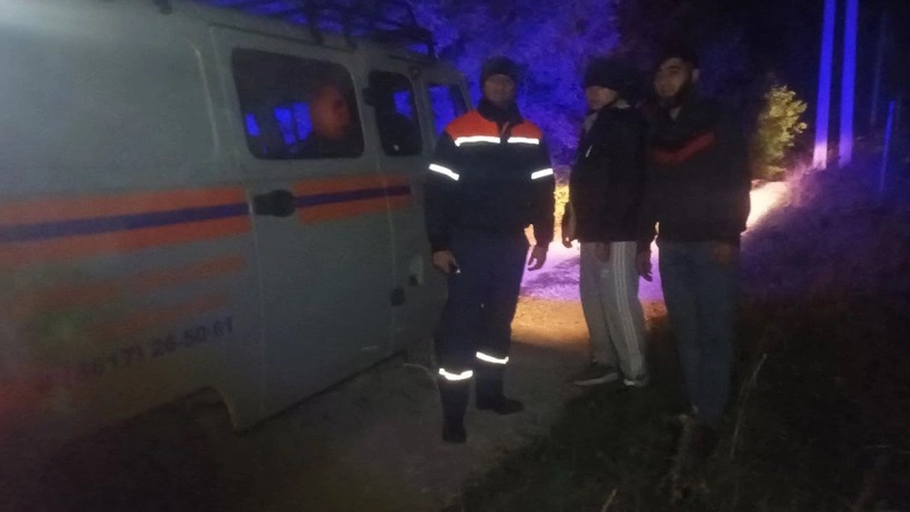 Главная картинка новости: В горах под Новороссийском спасатели вывели из леса заплутавших мужчин