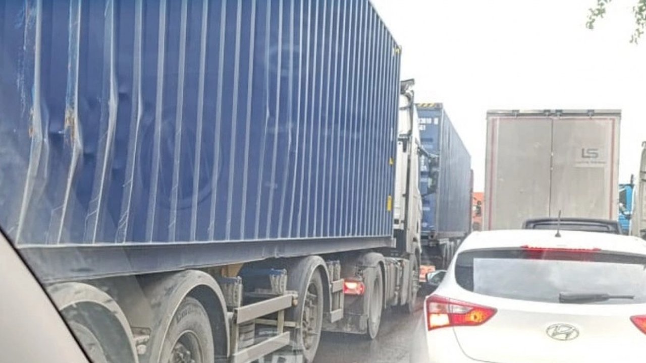 Главная картинка новости: Жители Новороссийска продолжают жаловаться на пробки из-за большегрузов