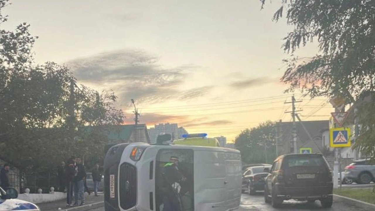 Главная картинка новости: На дорогах Новороссийска перевернулся микроавтобус