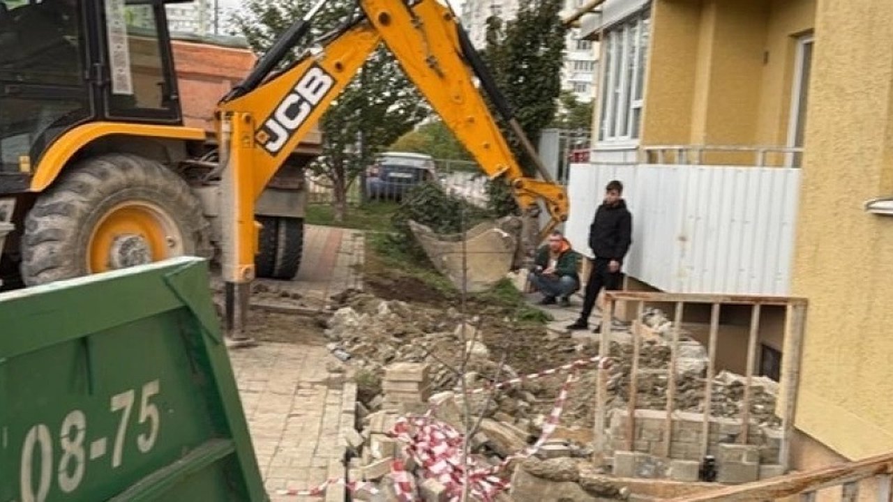 Главная картинка новости: Хозяин подвального помещения одного из домов в Новороссийске рушит фасад здания