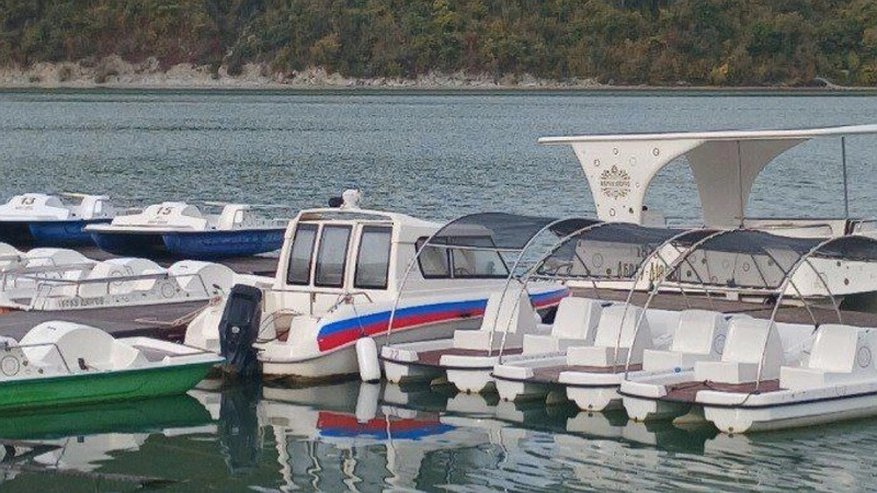 Главная картинка новости: Жители обеспокоены бензиновыми лодками на озере Абрау