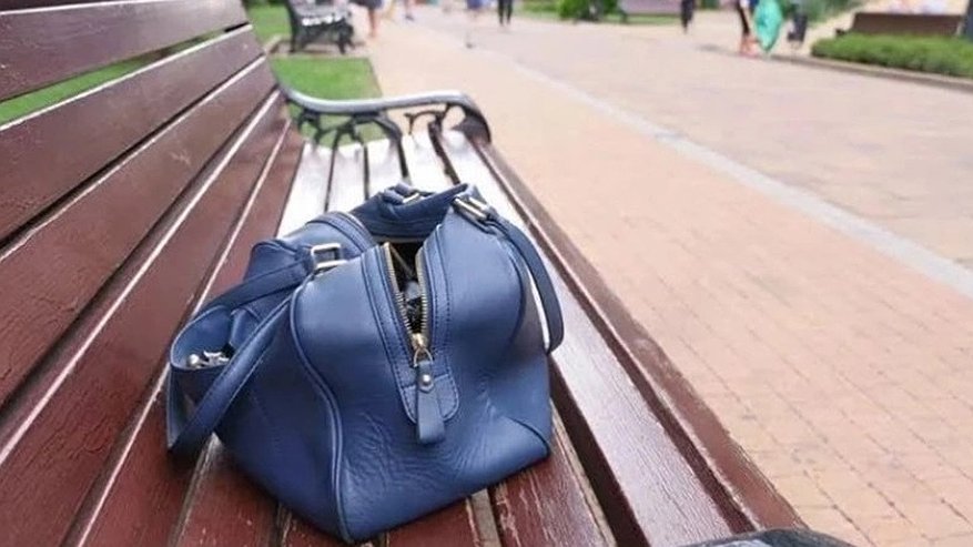 Главная картинка новости: Нашёл — не значит твоё: Женщина, нашедшая на скамейке сумку, может сесть в тюрьму на 6 лет
