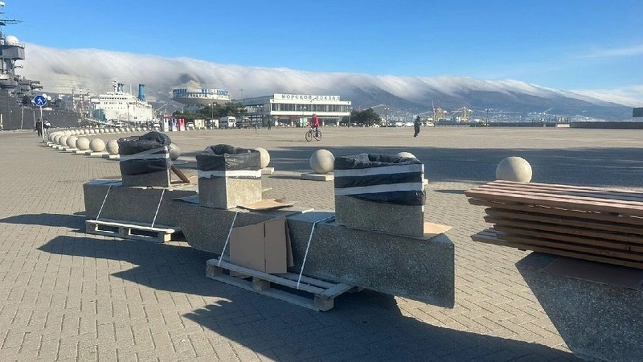 Главная картинка новости: На набережной Новороссийска установят лавочки и лежаки