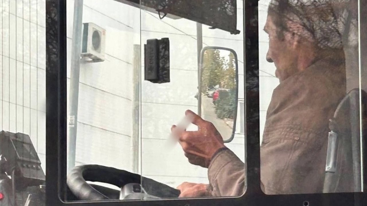 Главная картинка новости: В Новороссийске водитель общественного транспорта курил за рулем