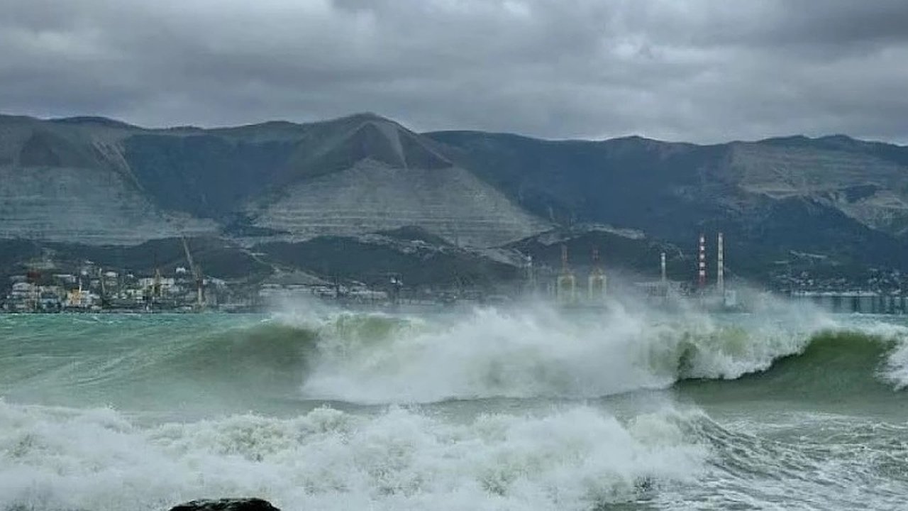 Главная картинка новости: Штормовое предупреждение в Новороссийске: будьте осторожны