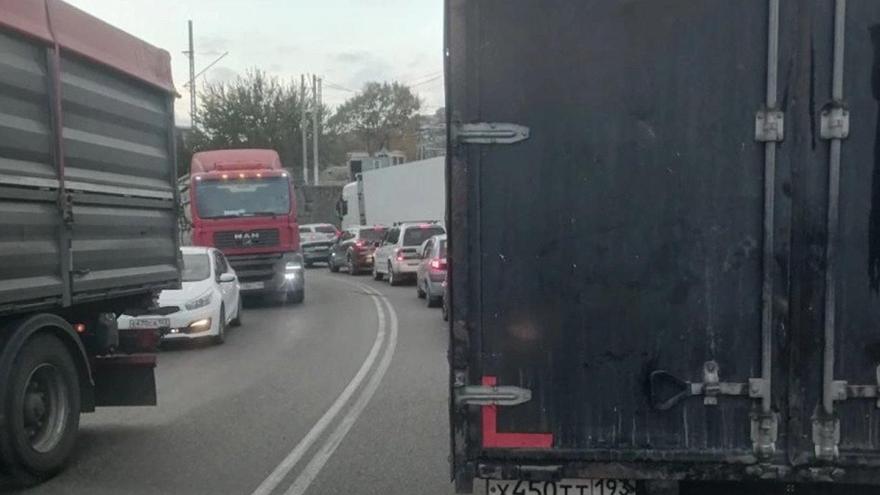 Главная картинка новости: Затор на улицах Новороссийска: почему большегрузы создают проблемы в осенне-зимний период