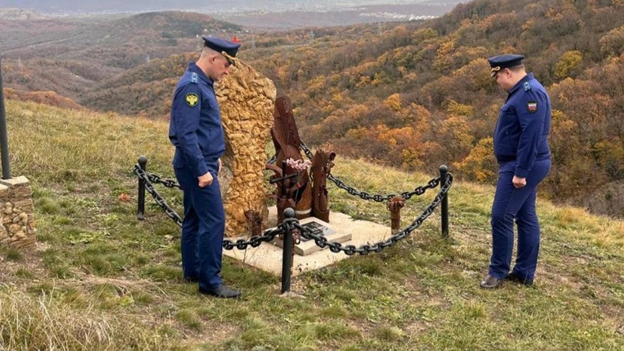 Главная картинка новости: В Новороссийске необходимо восстановить памятники для сохранения исторической памяти