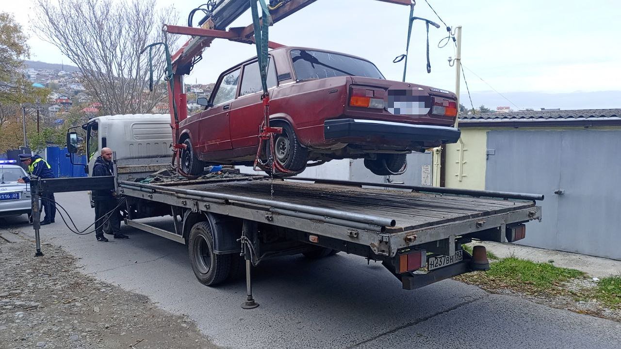 Главная картинка новости: В Новороссийске подросток попался за рулем без прав: автомобиль отправлен на штрафстоянку