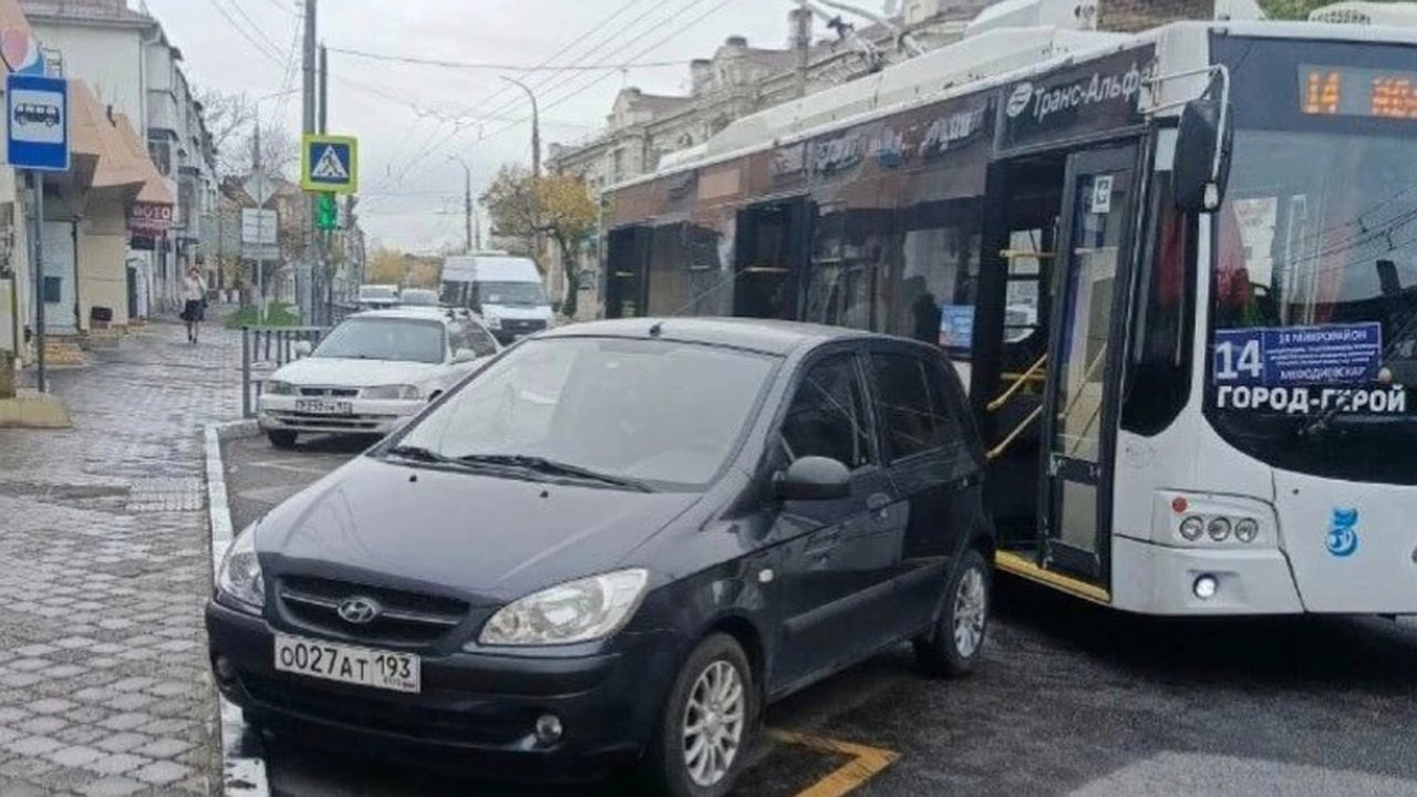 Главная картинка новости: Проблема незаконной парковки на остановках в Новороссийске: администрация обещает принять меры