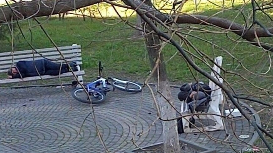 Главная картинка новости: Жительница сообщила о подозрительных лицах, спящих в парке