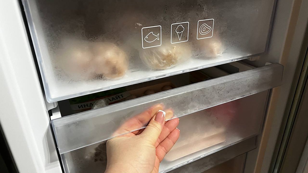 Главная картинка новости: Мало кто знает о такой хитрости: бутылку с водой положите в морозилку – счета за электричество больше не беспокоят