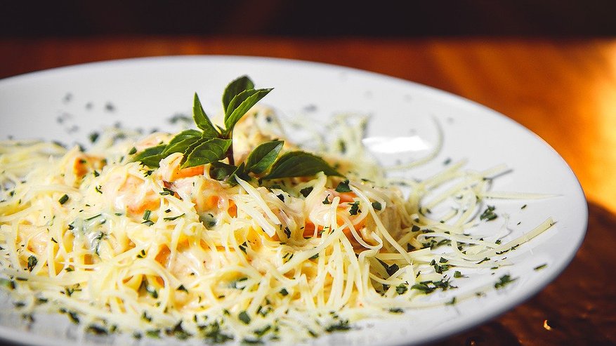 Главная картинка новости: Нежный салат с куриной грудкой: рецепт, который точно понравится всем