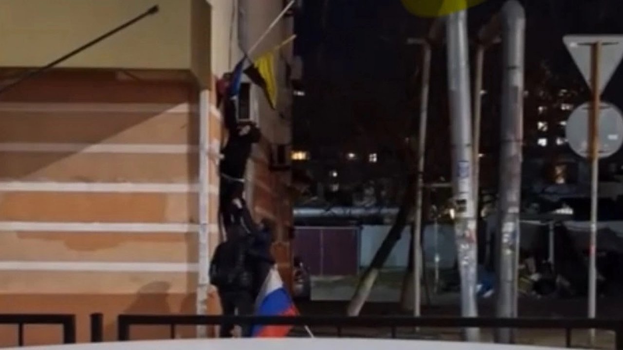 Главная картинка новости: В Новороссийске молодые люди похитили российский флаг: полиция начала проверку