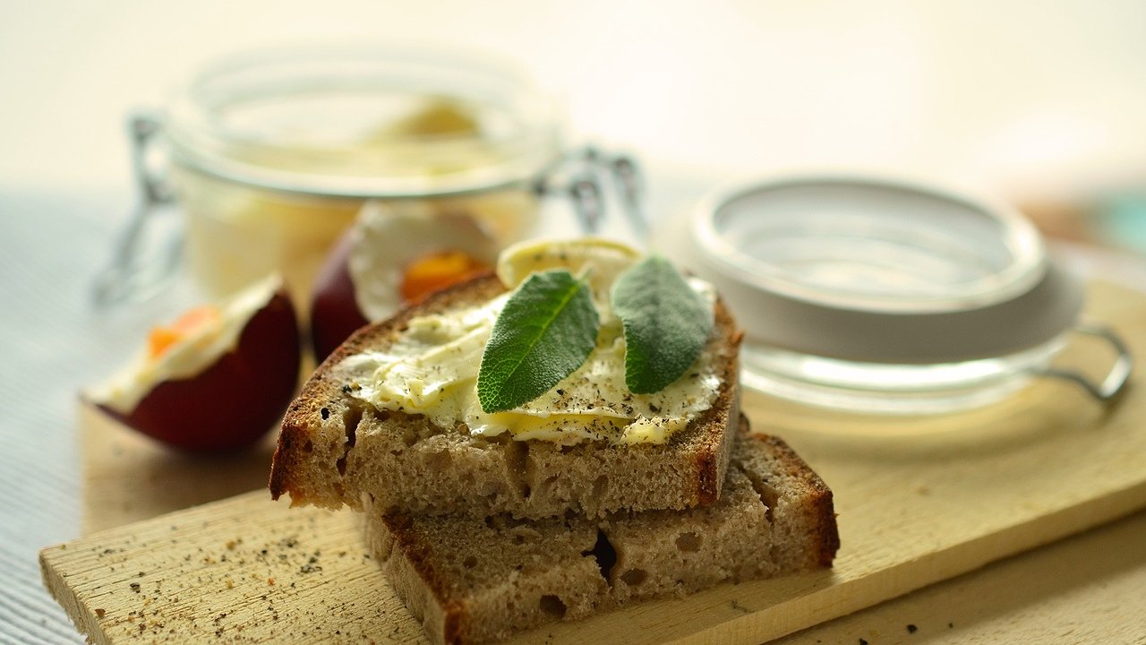 Главная картинка новости: Сытная намазка на хлеб за 7 минут: настолько вкусная, что гости сразу просят рецепт