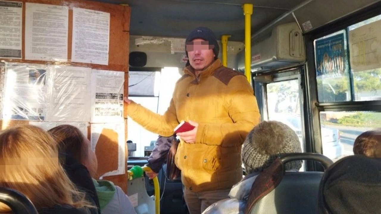 Главная картинка новости: В Новороссийске молодой человек проповедует в автобусах: администрация провела разъяснительную беседу