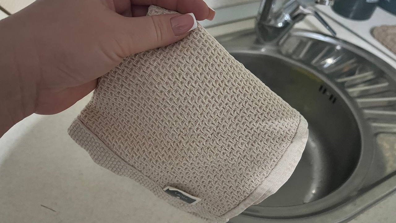 Главная картинка новости: 1 ложка на таз — и кухонные полотенца как новые: от жирных пятен не останется и следа