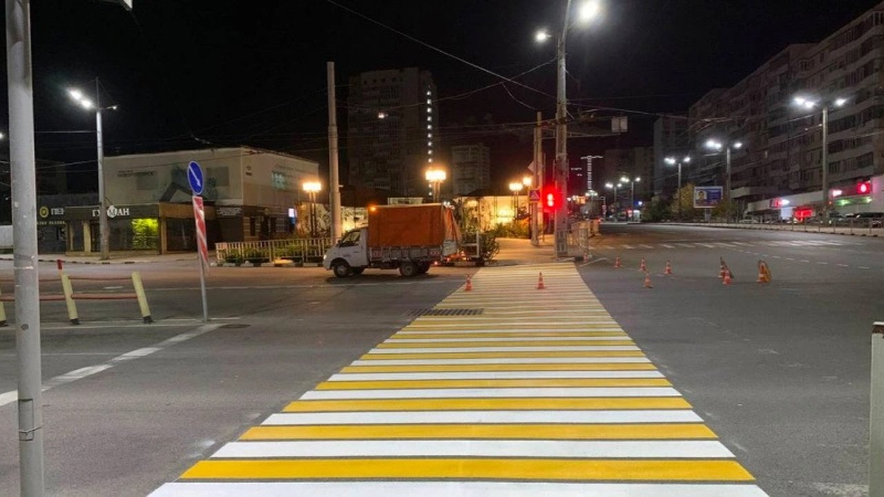 Главная картинка новости: Новый пешеходный переход в Новороссийске: путь к поликлинике №5 стал безопаснее и удобнее