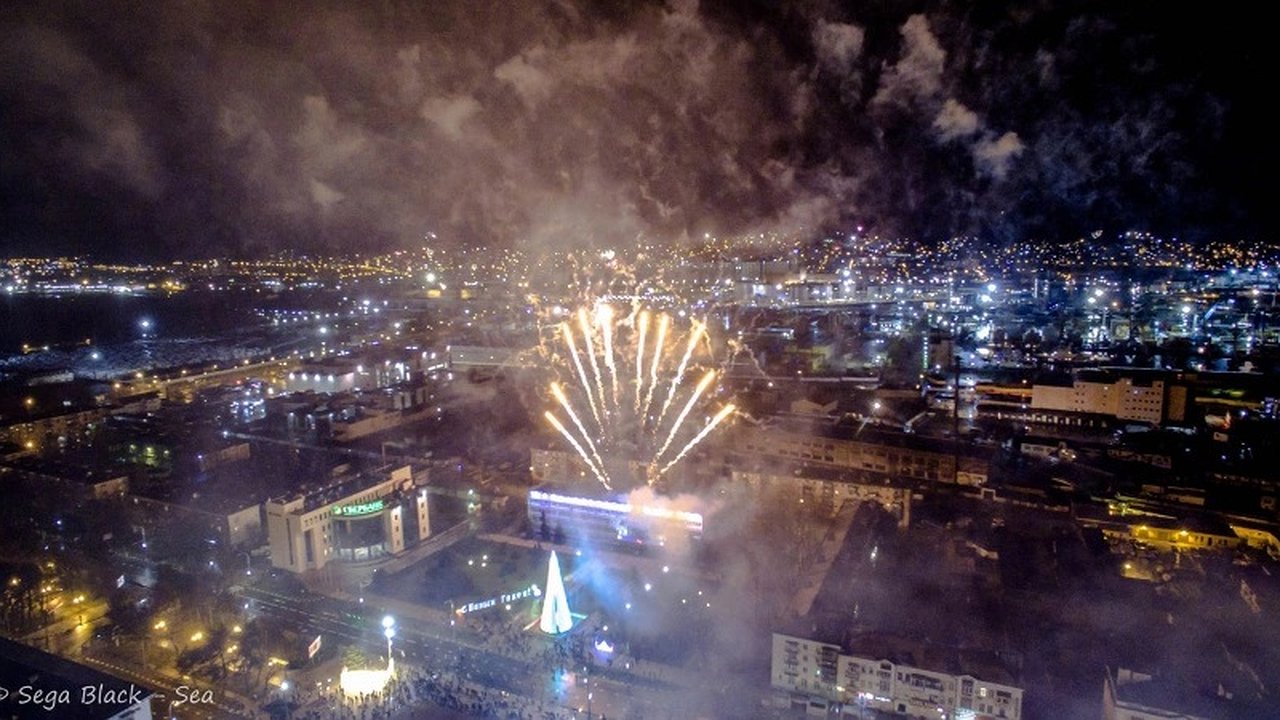 Главная картинка новости: В Новороссийске определены места для запуска фейерверков в новогодние праздники