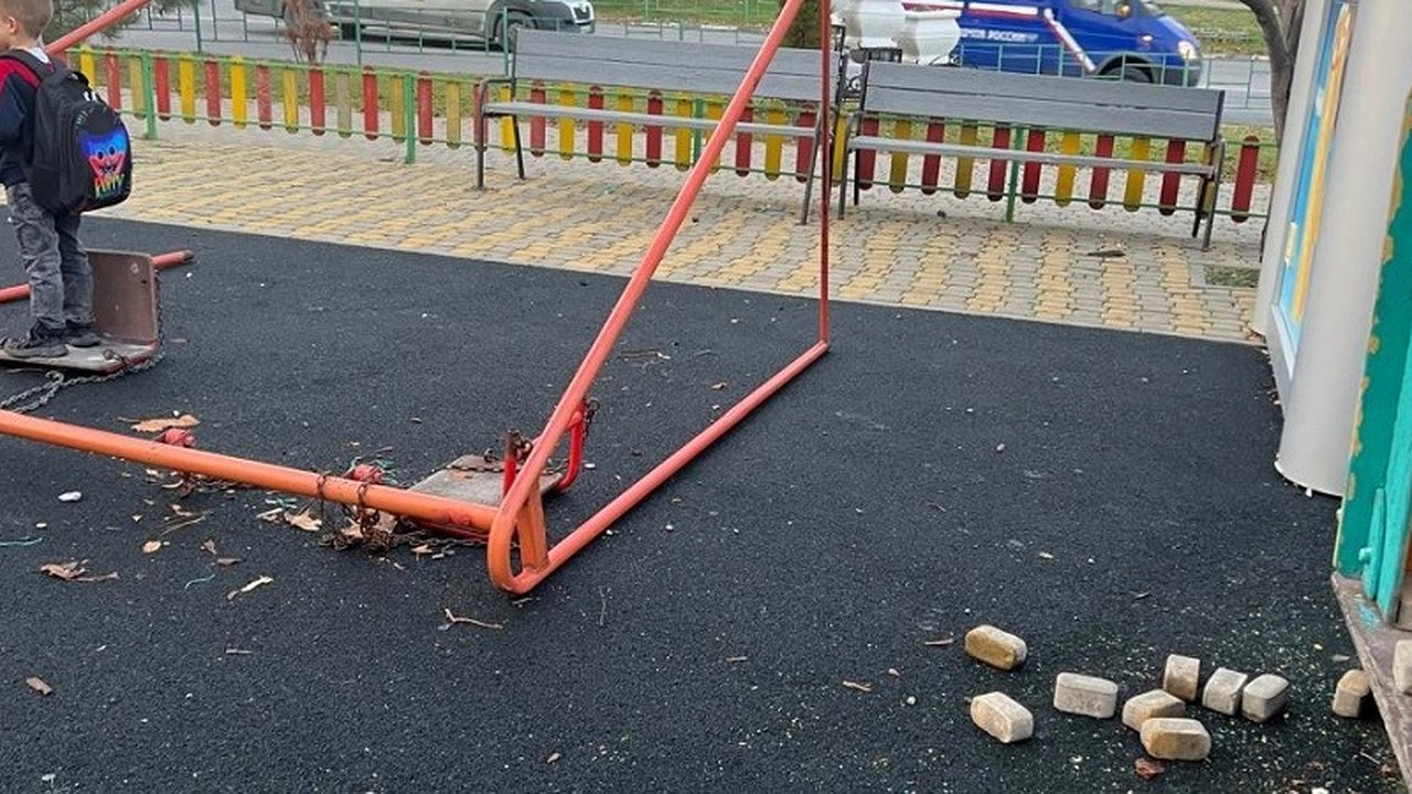 Главная картинка новости: Опасное состояние детской площадки в Новороссийске: жители требуют действий