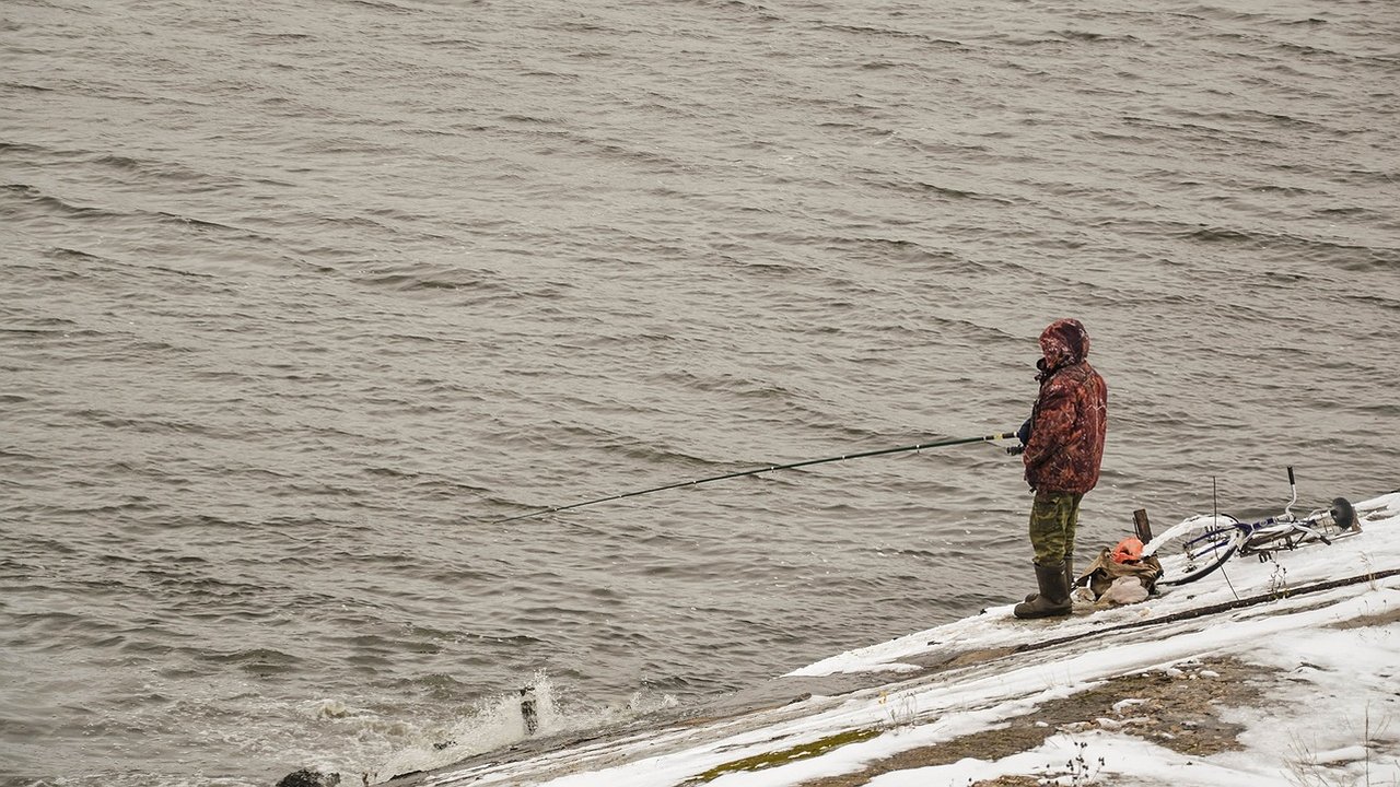 Главная картинка новости: Сядь и лови спокойно: вот сколько удочек можно брать с собой на зимнюю рыбалку