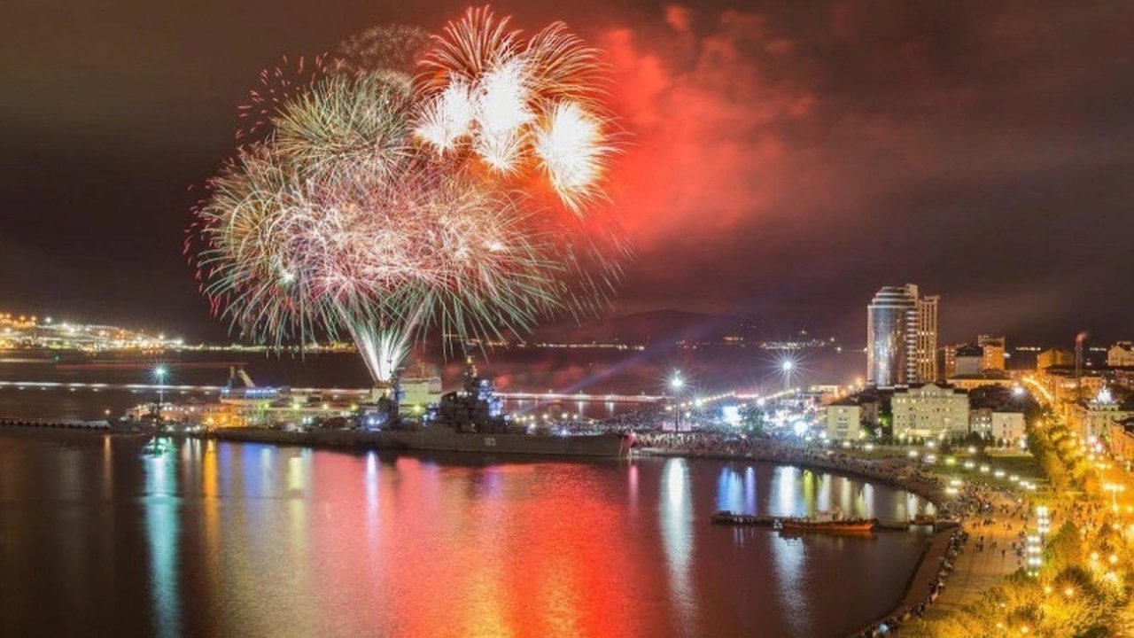 Главная картинка новости: Новороссийск отказался от массовых новогодних салютов: что означает это для жителей и гостей?