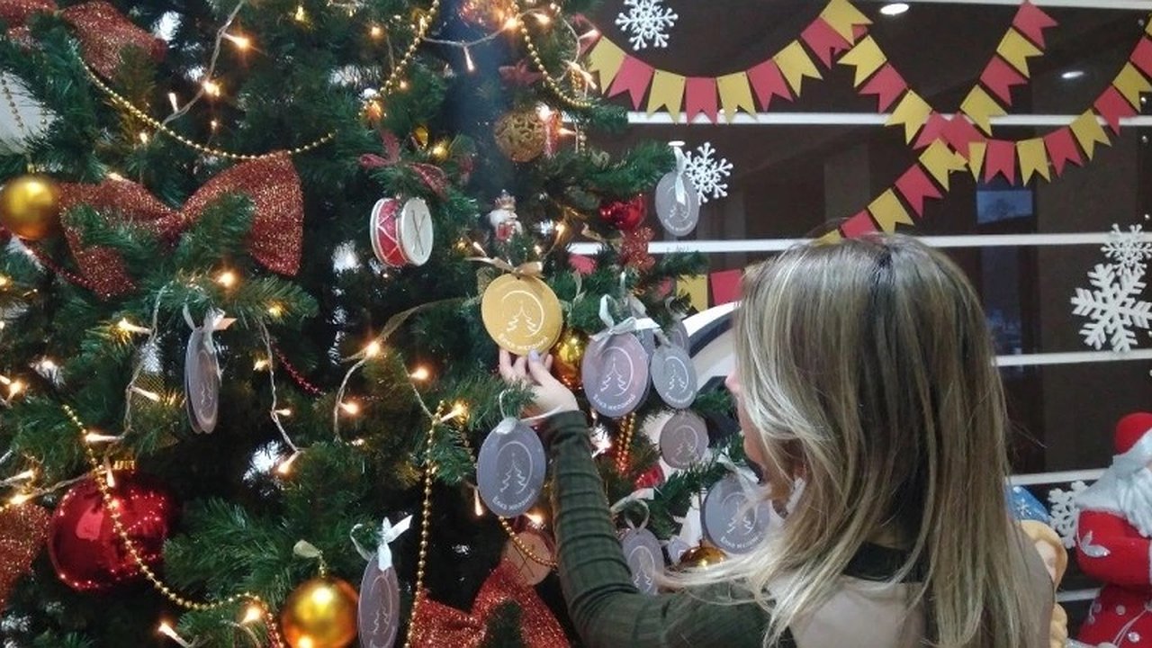 Главная картинка новости: "Ёлочка, гори!" - благотворительная акция в Новороссийске помогает детям с тяжелыми заболеваниями