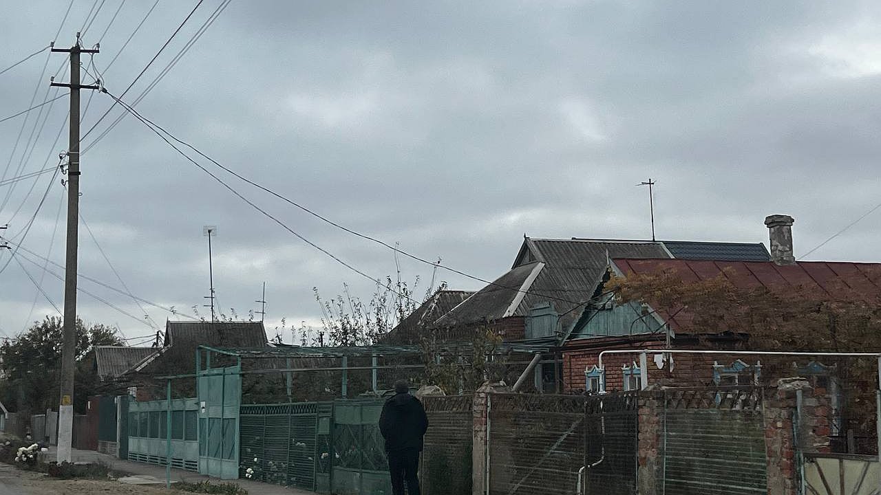 Главная картинка новости: Месить бетон не надо: вот как с помощью сухого бетонирования можно укрепить столбы для забора