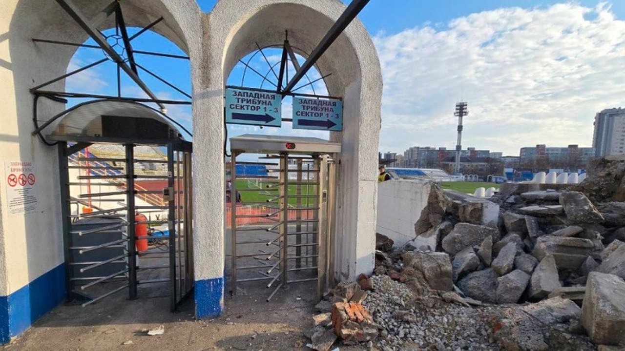 Главная картинка новости: Ремонтные работы на Центральном стадионе Новороссийска: новая жизнь арены к 2025 году