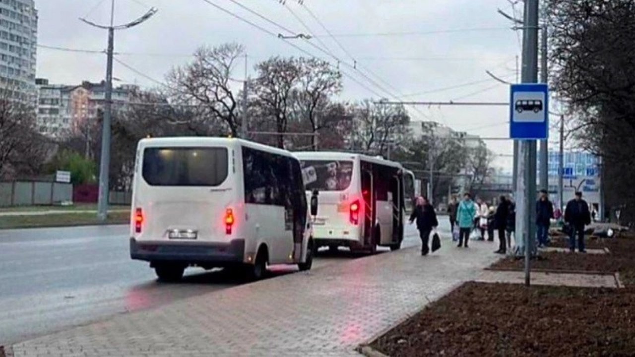 Главная картинка новости: Жители Новороссийска недовольны переносом автобусных остановок: власти объясняют изменения